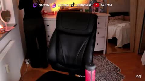 Snapshot of cymaishere chatting on 10.28.25 cymaishere online show from 10.28.25