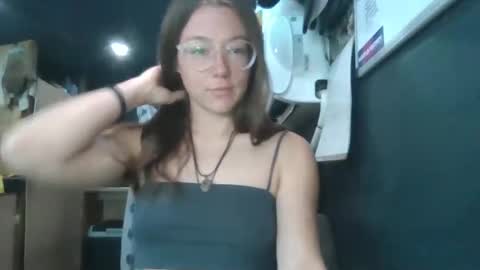 Snapshot of d3sert_moon chatting on 11.30.25 d3sert_moon online show from 11.30.25