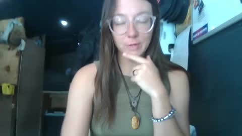 Snapshot of d3sert_moon chatting on 12.05.25 d3sert_moon online show from 12.05.25
