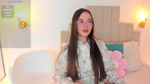 Snapshot of dafnevega chatting on 11.18.25 Dafne online show from 11.18.25