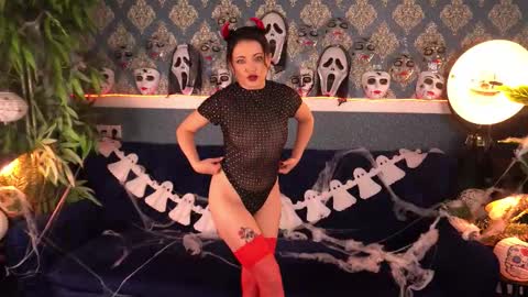 Snapshot of dafni_mon chatting on 10.31.25 Dafni Mon online show from 10.31.25