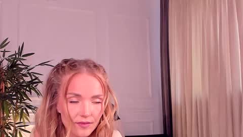 Snapshot of dahraveyne chatting on 04.29.26 Deea online show from 04.29.26