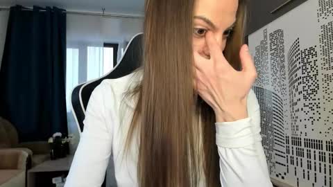 Snapshot of daisysland chatting on 10.11.25 Beatrice online show from 10.11.25