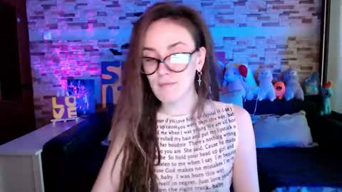Snapshot of dalia_peach chatting on 11.18.25 Dalia online show from 11.18.25