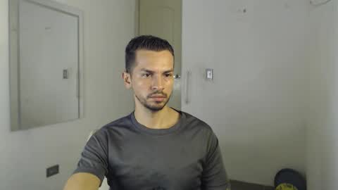 Snapshot of damian_muscle chatting on 10.08.25 Damian online show from 10.08.25