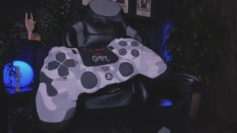 Snapshot of damiancox chatting on 12.17.25 Daamiancox online show from 12.17.25