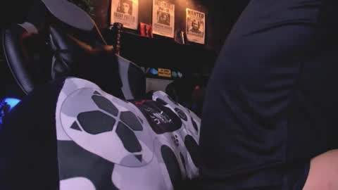 Snapshot of damiancox chatting on 12.20.25 Daamiancox online show from 12.20.25