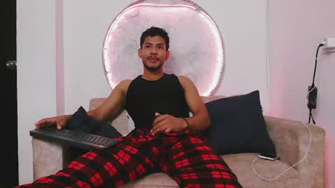 Snapshot of damiann_rees chatting on 06.12.26 instagram damiannreed. online show from 06.12.26
