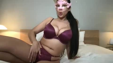 Snapshot of damiralux chatting on 01.19.25 Damira Lux online show from 01.19.25