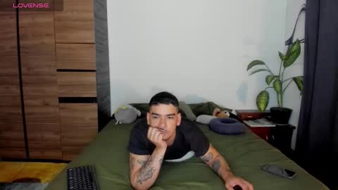 Snapshot of daniel_vianchi chatting on 11.24.25 Dani online show from 11.24.25