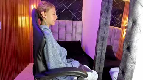 Snapshot of daniela_dl chatting on 12.26.24 Daniela online show from 12.26.24