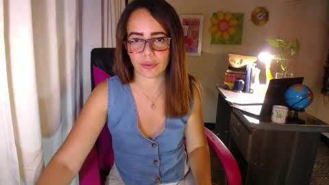 Snapshot of danielle_rose_ chatting on 06.05.26 Angie online show from 06.05.26