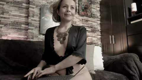 Snapshot of danna_johnson2 chatting on 12.13.24 natalia online show from 12.13.24