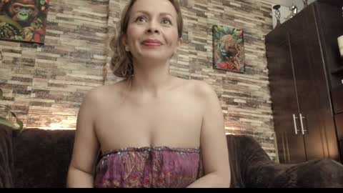 Snapshot of danna_johnson2 chatting on 12.19.24 natalia online show from 12.19.24