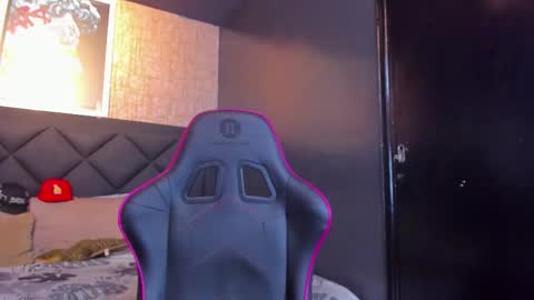 Snapshot of dany_dryy chatting on 10.31.25 Dany online show from 10.31.25