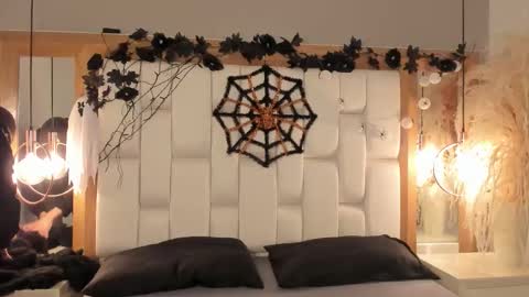 daphne_and_roger online show from 10.29.25