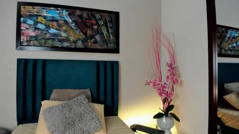 DAPHNE BEAUMONT online show from 10.26.25