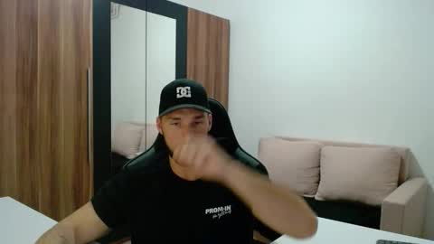 Snapshot of darius_94 chatting on 11.27.25 darius_94 online show from 11.27.25