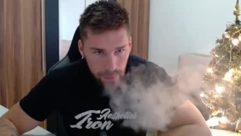 Snapshot of darius_94 chatting on 12.22.25 darius_94 online show from 12.22.25