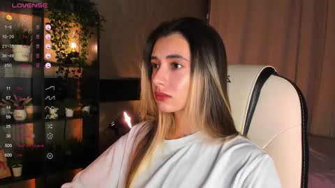 Snapshot of darlabelle chatting on 11.21.25 Belle online show from 11.21.25