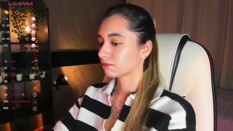 Snapshot of darlabelle chatting on 12.04.25 Belle online show from 12.04.25