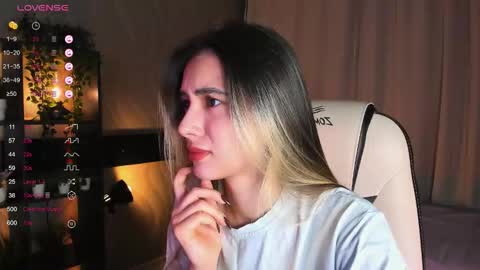 Snapshot of darlabelle chatting on 12.05.25 Belle online show from 12.05.25