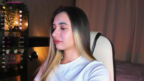 Snapshot of darlabelle chatting on 12.14.25 Belle online show from 12.14.25