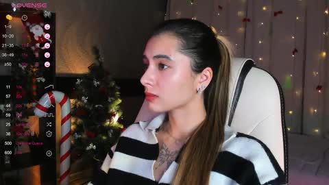 Snapshot of darlabelle chatting on 12.18.25 Belle online show from 12.18.25