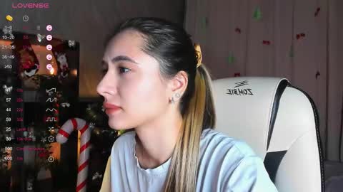 Snapshot of darlabelle chatting on 12.21.25 Belle online show from 12.21.25