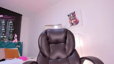 Snapshot of darling_spoiled chatting on 06.22.26 darling online show from 06.22.26