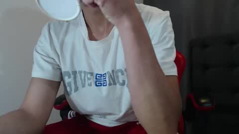 Snapshot of david_savage_ chatting on 12.23.25 david online show from 12.23.25