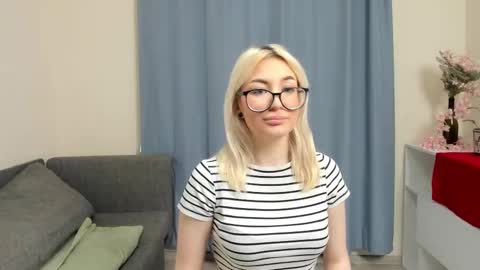 Snapshot of dawnalder chatting on 02.05.25 dawnalder online show from 02.05.25