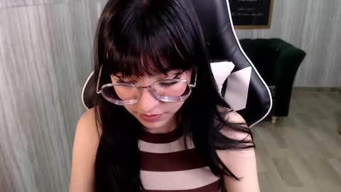 Snapshot of deborah_t chatting on 03.05.25 debora online show from 03.05.25