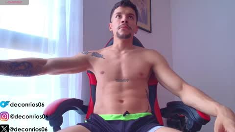 Snapshot of deconrios chatting on 11.03.25 Santiago online show from 11.03.25