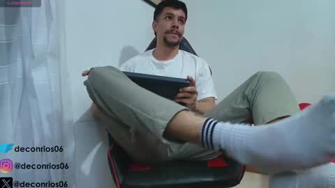 Snapshot of deconrios chatting on 11.08.25 Santiago online show from 11.08.25