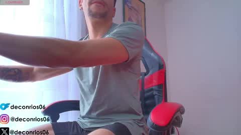 Snapshot of deconrios chatting on 11.24.25 Santiago online show from 11.24.25