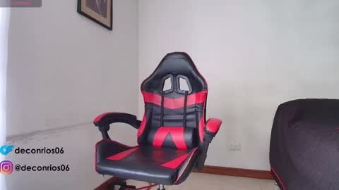 Snapshot of deconrios chatting on 12.02.25 Santiago online show from 12.02.25