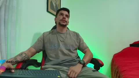 Snapshot of deconrios chatting on 12.21.25 Santiago online show from 12.21.25