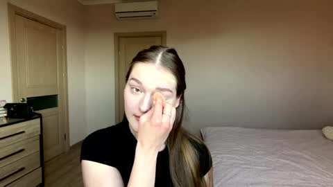 Snapshot of dejameneal chatting on 05.04.26 Mila online show from 05.04.26