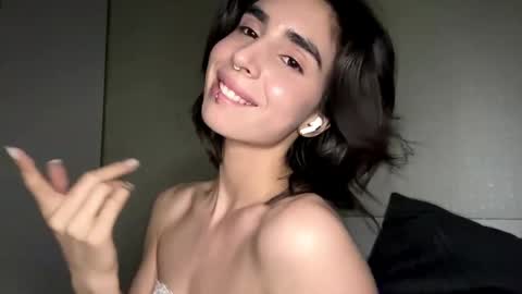 Snapshot of dejameneal chatting on 05.24.26 Mila online show from 05.24.26