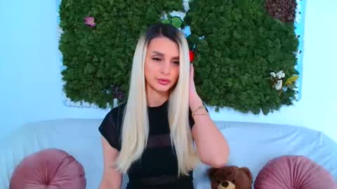 Snapshot of deliciaalove chatting on 11.17.25 deliciaalove online show from 11.17.25