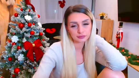 Snapshot of deliciaalove chatting on 12.21.25 deliciaalove online show from 12.21.25