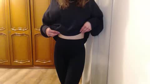 Snapshot of delightaurora chatting on 12.18.25 Aurora online show from 12.18.25