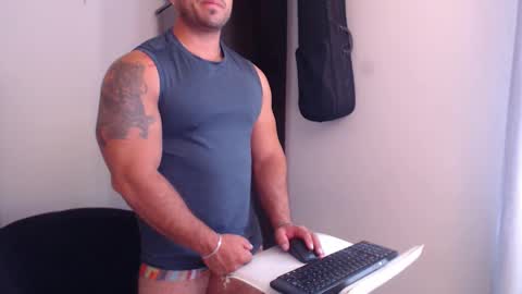 Snapshot of derek_group chatting on 09.12.25 Derek online show from 09.12.25