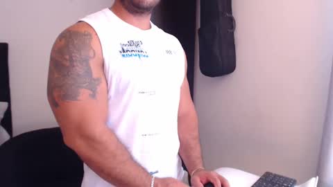 Snapshot of derek_group chatting on 09.22.25 Derek online show from 09.22.25