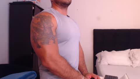 Snapshot of derek_group chatting on 11.05.25 Derek online show from 11.05.25