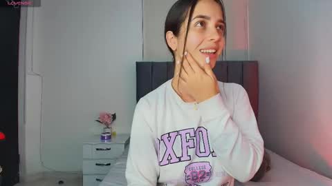 Snapshot of derly_cuervo703031 chatting on 10.27.25 derly_cuervo703031 online show from 10.27.25