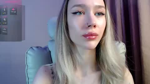 Snapshot of des_ch chatting on 03.08.26 Ari online show from 03.08.26