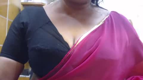 Snapshot of desimaisa130 chatting on 06.17.26 Maisa online show from 06.17.26