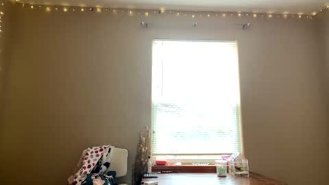 Snapshot of desimonroe chatting on 11.17.25 desimonroe online show from 11.17.25